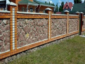 Кирпичный забор с камнем 12 метров фото в Сычёво