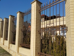 Кирпичный забор с ковкой  10 метров фото в Сычёво