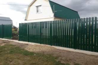 Забор из евроштакетника на ленточном фундаменте 70 метров фото в Сычёво