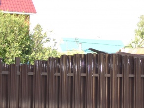 Забор из евроштакетника на ленточном фундаменте 10 метров фото в Сычёво