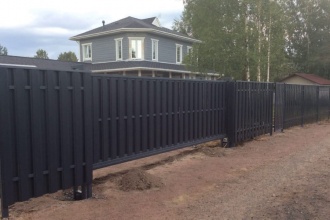 Забор из евроштакетника с бетонированием столбов 80 метров фото в Сычёво